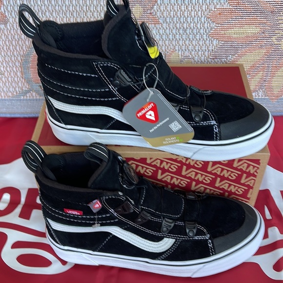 Vans WMNS Sk8-Hi Boa Mte
Black/White
VN0007NMBA2
Boots - Sneakers - Picture 6 of 16